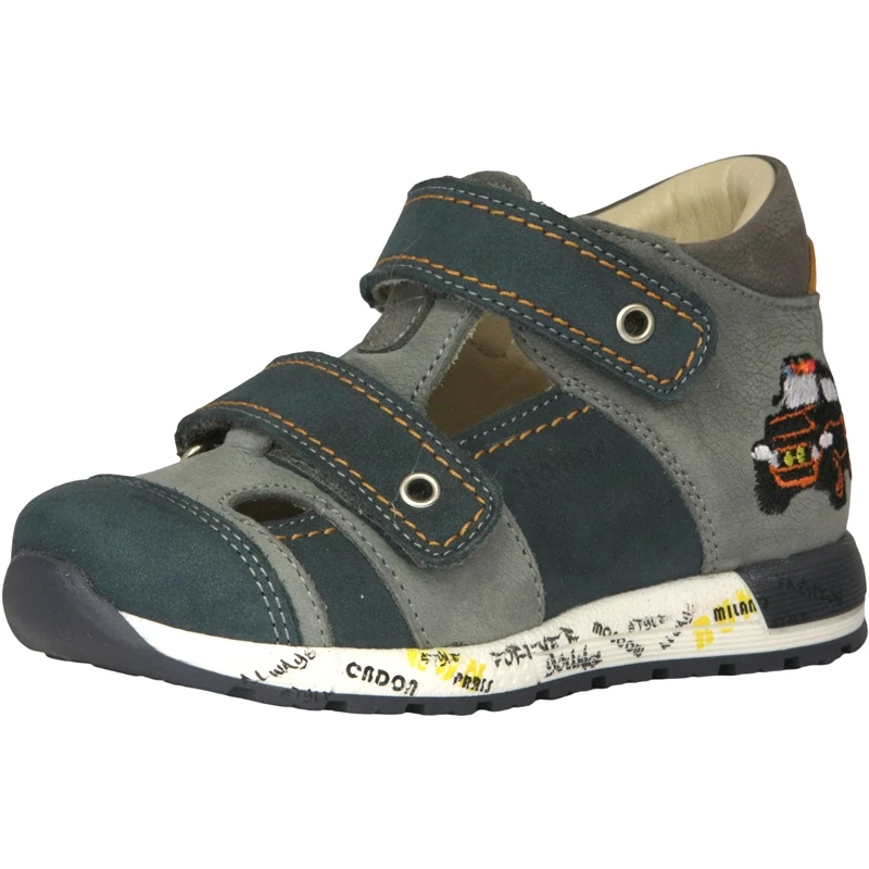 Szamos fiú nyitott gyerekcipő