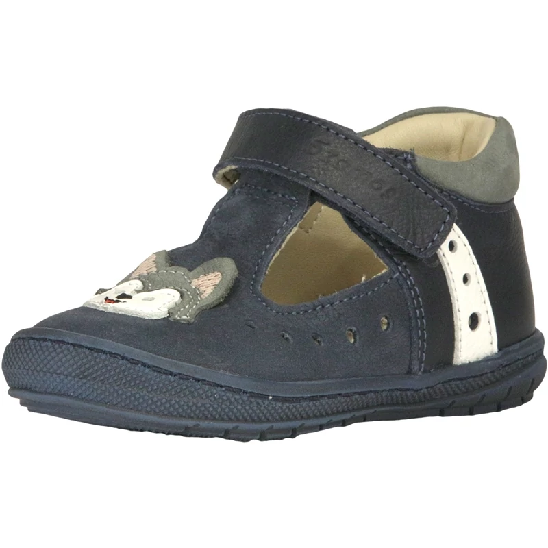Szamos fiú nyitott gyerekcipő