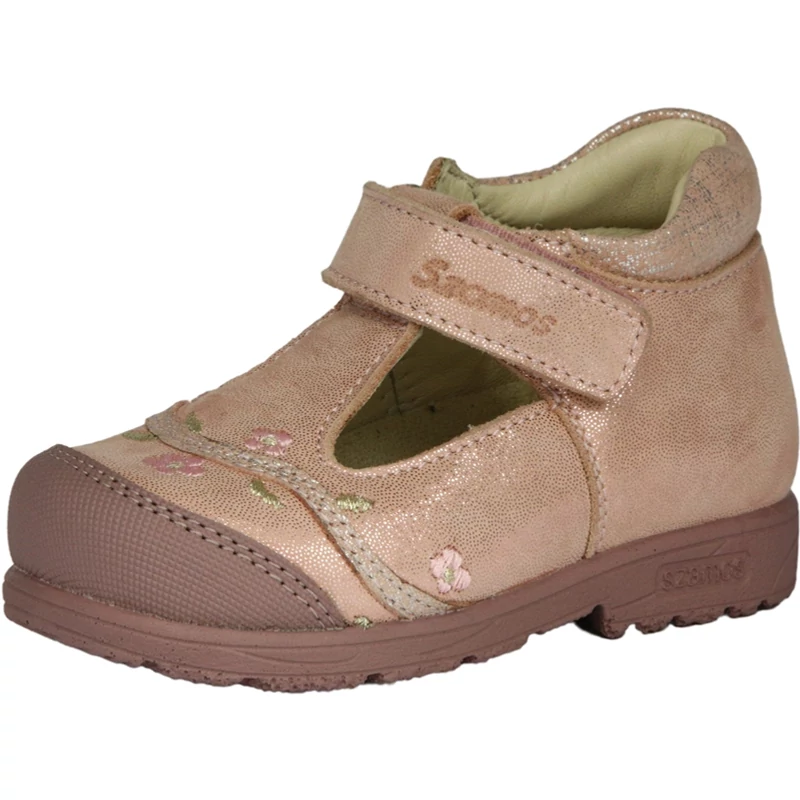 Szamos lány supinált nyitott gyerekcipő